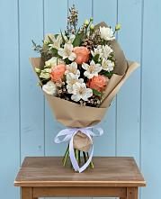 Букет цветов из:  Альстромерии, Лизиантусы, Розы и Хризантемы в Прочноокопской