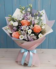 Букет цветов из:  Лизиантусы, Розы, Альстромерии и Гипсофила в Прочноокопской