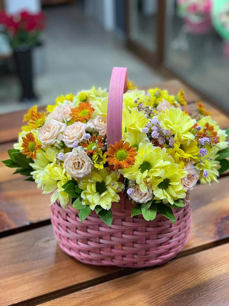 Цветочная композиция из Хризантемы и Розы в корзине в Прочноокопской