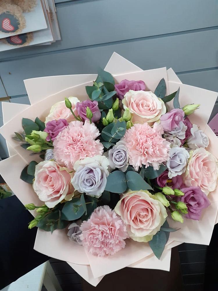 Букет цветов из: Розы, Гвоздики и Лизиантусы в Прочноокопской